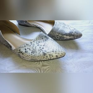 NATURALIZER WOMENS SIZE 9 ANIMAL PRINT FLATS